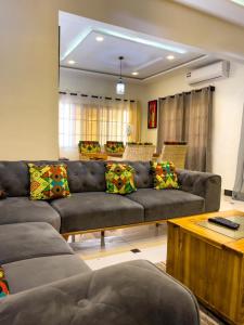 a living room with a couch and a table at Villa deux chambres in Cotonou