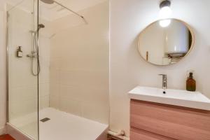 マルセイユにあるNOCNOC - Le Libertéのバスルーム(シャワー、シンク、鏡付)
