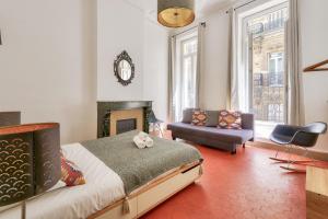 マルセイユにあるNOCNOC - Le Libertéのベッドルーム(ベッド1台、ソファ、暖炉付)