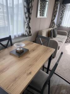 sala de estar con mesa de madera y sofá en Inviting 2-Bed holiday home located in whitstable en Whitstable