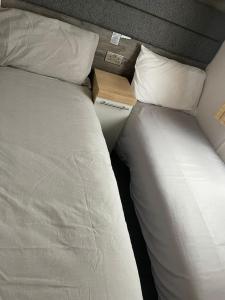 Dos camas juntas en una habitación en Inviting 2-Bed holiday home located in whitstable en Whitstable