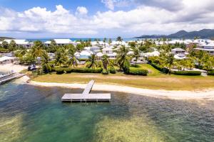 - une vue aérienne sur un complexe avec un quai dans l'eau dans l'établissement Villa Rivage de 4 ch "les pieds dans l'eau" a Baie Nettle, à Saint-Martin