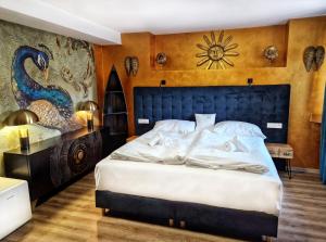 Postel nebo postele na pokoji v ubytování In Spirit, hotel v Rožnovském pivovaru - Pivní Lázně, Wellness & Čokoládovna