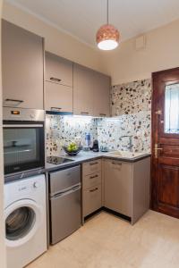 A kitchen or kitchenette at STUDIO SPYROS