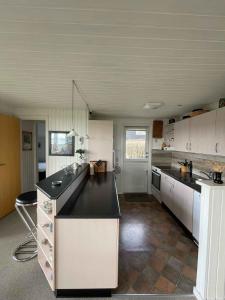 cocina con encimera negra en una habitación en Summer House At Hvidbjerg Beach With Sea View en Børkop