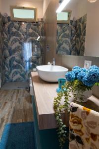 Et badeværelse på La Terrazza sul Tramonto - Apartment in a villa near the sea in San Leone - Parking and Air Conditioning