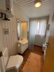 Bathroom sa Summer House At Hvidbjerg Beach With Sea View