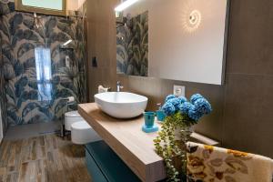 Et badeværelse på La Terrazza sul Tramonto - Apartment in a villa near the sea in San Leone - Parking and Air Conditioning + 41 billeder