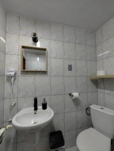 ein Badezimmer mit einer weißen Toilette und einem Waschbecken in der Unterkunft Dom Wypoczynkowy Maria Szumal in Białka Tatrzańska + 61 Fotos