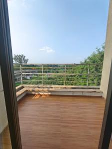 Habitación con balcón con vistas. en Quality Hospitality Services, en Pune