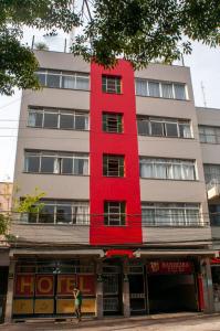 um edifício vermelho na lateral de um edifício em Bandeira Hotel em Caxias do Sul