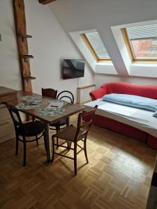 a bedroom with a table and chairs and a bed at Casa di Giovanni - Österreich in Frohnleiten