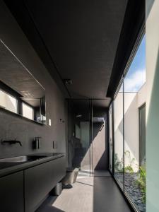 uma casa de banho com um lavatório e uma grande janela em Hotel Pepe Vieira Relais & Châteaux em Raxo