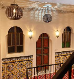 budynek z dwoma drzwiami i schodami z oświetleniem w obiekcie Zoco Riad w mieście Tanger