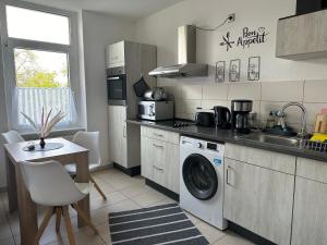 Kuchyň nebo kuchyňský kout v ubytování Ferienwohnung Zeitz Appartment Moritzburg