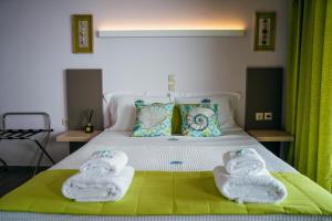 una camera da letto con un letto e asciugamani di Drenia Studios ad Ammouliani