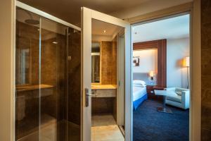 Ett badrum på Delta Hotels by Marriott Olbia Sardinia