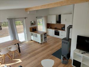 ein Wohnzimmer mit einem Tisch und einer Küche in der Unterkunft Ferienhaus Casa Neugrua in Stockheim