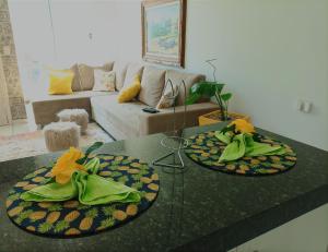 twee borden op een tafel in een woonkamer bij Cantinho da paz in Paranavaí