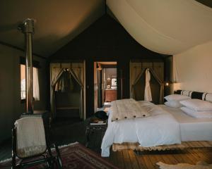 een slaapkamer met een groot bed in een tent bij PUQIO in Yanque