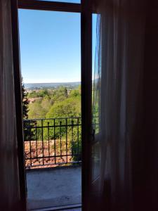 een open deur naar een balkon met uitzicht bij Patrizia Home in Zumaglia