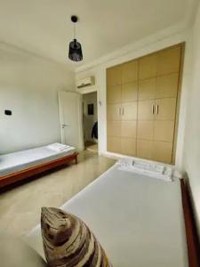 um quarto grande com uma cama e um quarto com em Appartement Pied Dans L'eau ! em Beni Khiar