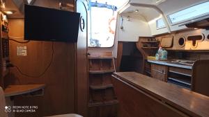 una cocina en una cabaña con fregadero y barra en Jacht motorowy Calipso 750, en Ryn