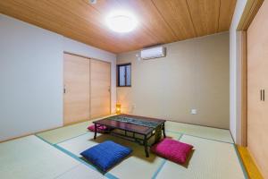 Habitación con mesa y 2 sillas en Fukujutei / Vacation STAY 6332, en Osaka