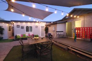 un patio con tavolo, sedie e luci in legno di CentralPhoenix - House with KingBed-beautiful patio a Phoenix