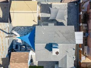 vista sul tetto di un edificio di CentralPhoenix - House with KingBed-beautiful patio a Phoenix