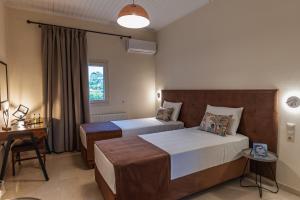 A bed or beds in a room at STUDIO SPYROS