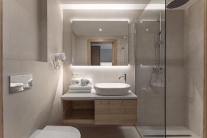 a bathroom with a sink and a shower at Termy Karkonosze Resort & Spa in Staniszów