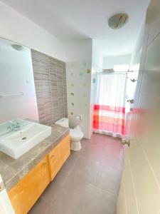 La salle de bains est pourvue d'un lavabo et de toilettes. dans l'établissement PARADISUS PARACAS Gran Casa de Playa con Jacuzzi!, à Paracas