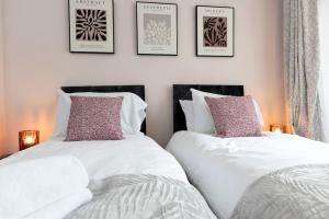 two beds sitting next to each other in a bedroom at Beautiful & comfortable home in Stockton-on-Tees