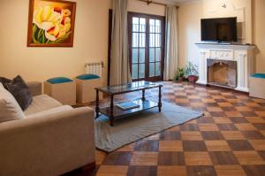 sala de estar con sofá, mesa y chimenea en Aires de Salta II 3 pisos por escalera en Salta