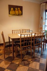 una mesa de comedor y sillas con una mesa y una foto de peras en Aires de Salta II 3 pisos por escalera en Salta