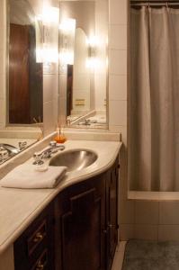 y baño con lavabo y espejo. en Aires de Salta II 3 pisos por escalera en Salta