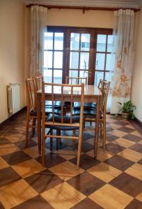 una mesa de comedor y sillas en una habitación con ventanas en Aires de Salta II 3 pisos por escalera en Salta