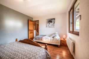 1 Schlafzimmer mit 2 Betten und einem Fenster in der Unterkunft Le Criou in Samoëns