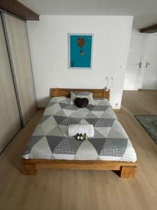 een slaapkamer met een bed in een kamer bij B&B chez Sylvain in Beaugency