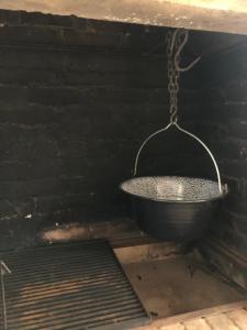 einen Metalleimer in einem schwarzen Raum mit Kette in der Unterkunft Blue apartman in Žarkovo