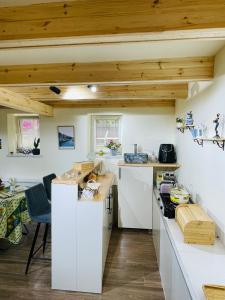Dapur atau dapur kecil di Nassa's Cosy Home