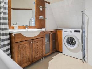 uma casa de banho com um lavatório e uma máquina de lavar roupa em Appartamento Quattroporte em Budapeste