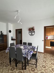 - une salle à manger avec une table et des chaises dans l'établissement Casa del Sole, à Castione della Presolana