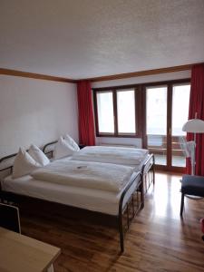 Postel nebo postele na pokoji v ubytování Hotel Alpha Thun