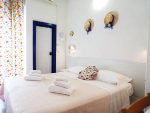 um quarto com uma cama com toalhas em Hotel Graziella Mare em Rimini