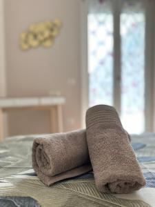 einen Stapel Handtücher auf dem Bett in der Unterkunft Camera Brera Difronte San Siro in Mailand