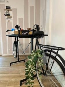 ein Fahrrad, das in einem Raum mit einem Tisch geparkt ist in der Unterkunft Camera Brera Difronte San Siro in Mailand