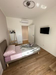 Schlafzimmer mit einem Bett und einem Flachbild-TV in der Unterkunft Camera Brera Difronte San Siro in Mailand
