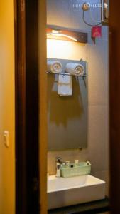 Uma casa de banho em Destino Luxe- A Luxury Hotel